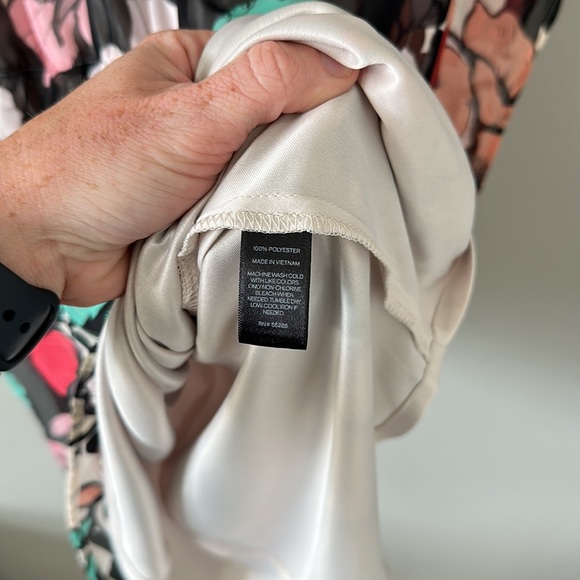 Express Black & Floral Flowy Blouse Size Medium - Picture 9 of 12